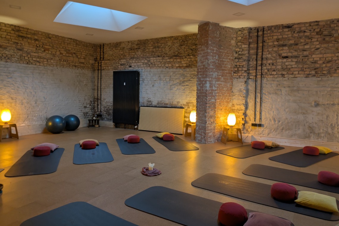 Innenansicht 3 Innenansicht 3 Raum mit Yoga-Matten