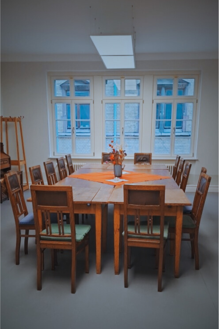 Jean-Calvin-Saal Der Jean-Calvin-Saal mit einer Tischtafel und Stühlen